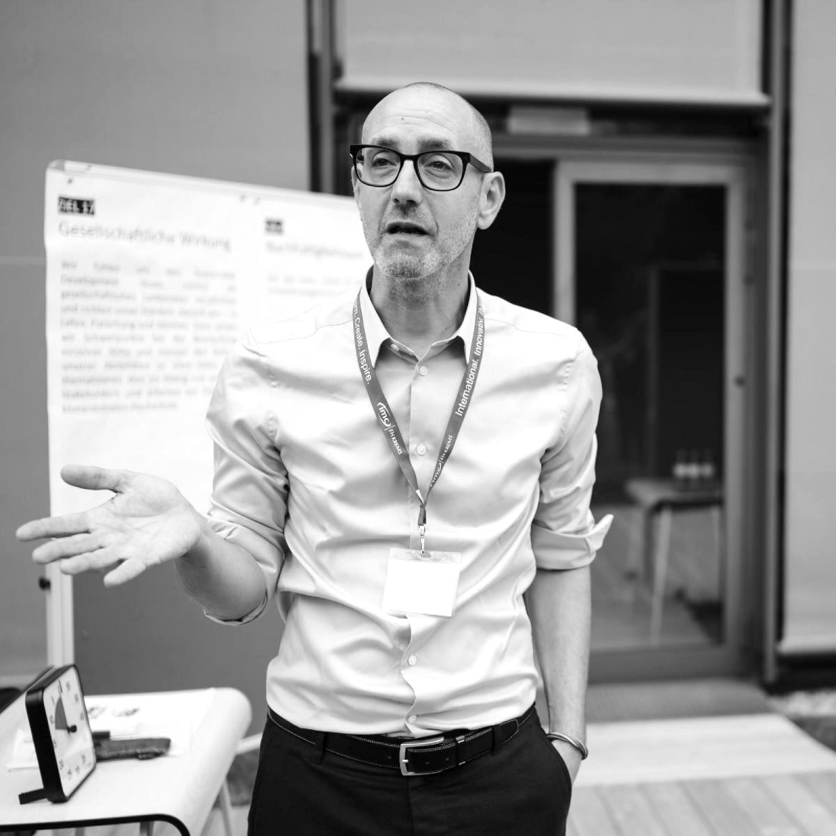 Roman Mesicek bei einem Vortrag über Nachhaltigkeit